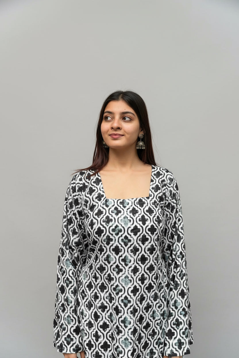Zoya – Ink Quatrefoil Sleeved Kurti