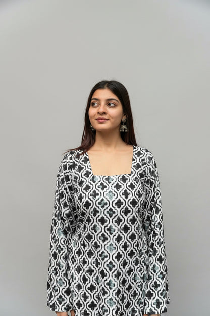Zoya – Ink Quatrefoil Sleeved Kurti
