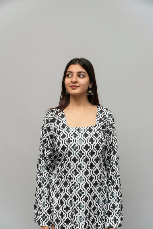 Zoya – Ink Quatrefoil Sleeved Kurti