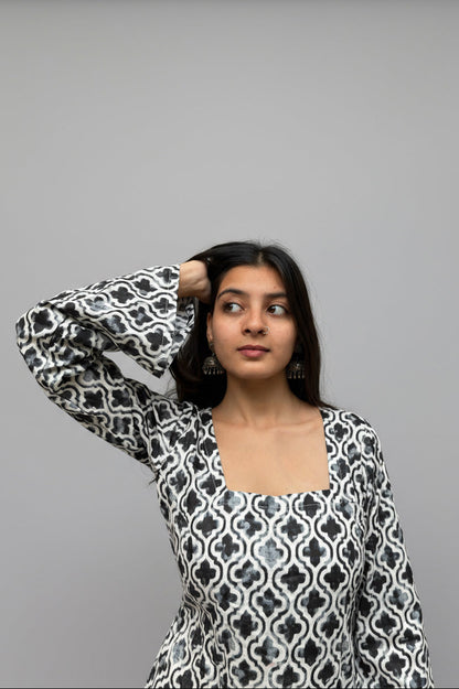 Zoya – Ink Quatrefoil Sleeved Kurti